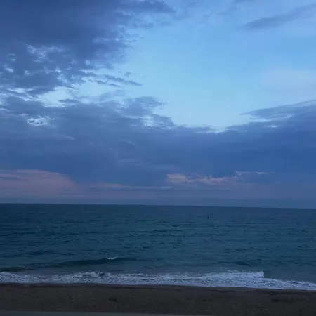 Acogedor Y Amplio Familiar A Pie De Playa דירה